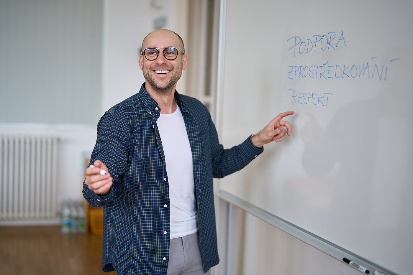 Petr Kopečný vede seminář – na tabuli slova podpora, zprostředkování, respekt